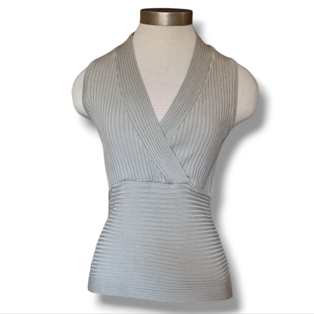 Trilogy rampage clothing very light gray sleeveless vneck ribbed top size large